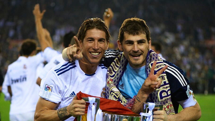 Casillas posa sonriente con Ramos despu&eacute;s de ganar la Copa del Rey contra el Barcelona.