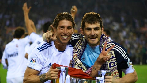 Casillas posa sonriente con Ramos despu&eacute;s de ganar la Copa del Rey contra el Barcelona.
