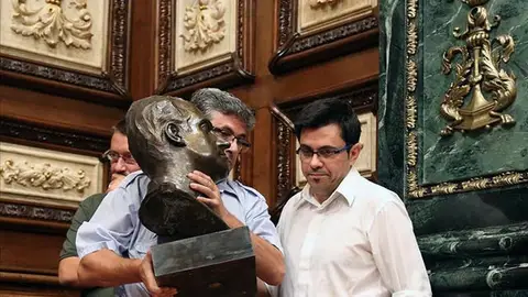 Retirada del busto del rey Juan Carlos del Ayuntamiento de Barcelona Retirada del busto del rey Juan Carlos del Ayuntamiento de Barcelona