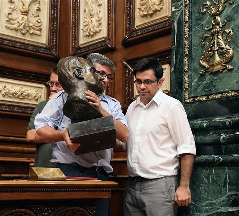 El PP coloca una foto de Felipe VI en el pleno y el Gobierno de Colau la retira El PP coloca una foto de Felipe VI en el pleno y el Gobierno de Colau la retira