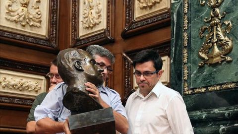 El primer teniente de alcalde y un operario retiran el busto del Rey Juan Carlos