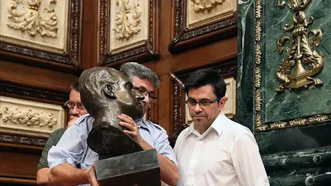 El primer teniente de alcalde y un operario retiran el busto del Rey Juan Carlos El primer teniente de alcalde y un operario retiran el busto del Rey Juan Carlos
