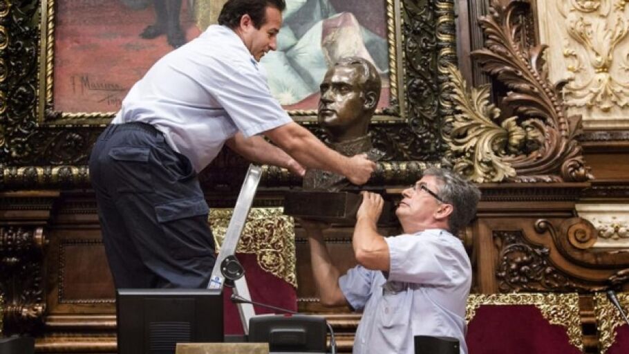 Momento de retirada del busto de Juan Carlos I