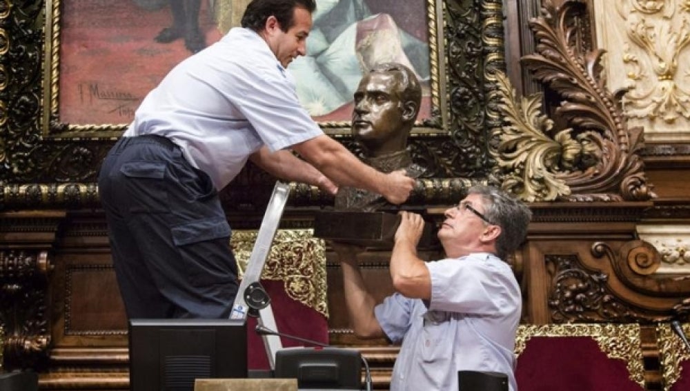 Momento de retirada del busto de Juan Carlos I