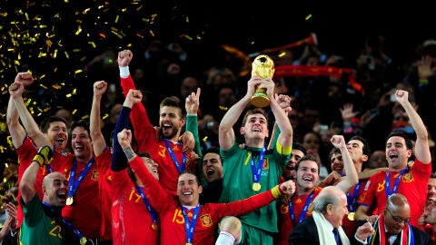 Casillas levanta el Mundial de Sud&aacute;frica en 2010.