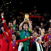 Casillas levanta el Mundial de Sudáfrica en 2010.