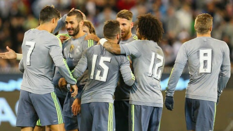 Los jugadores del Real Madrid celebran el gol de Karim Benzema