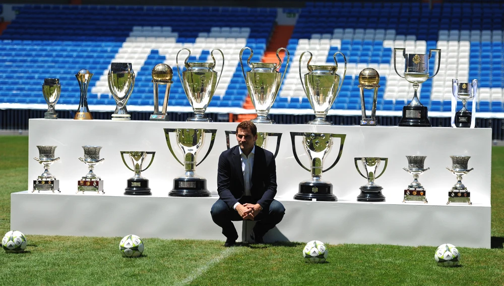 Casillas se despide del Madrid posando con todos los títulos que logró con la camiseta blanca.