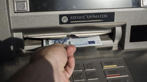 Una personas saca 60 euros de un cajero en Atenas 