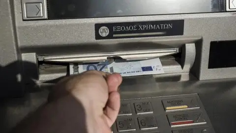 Una personas saca 60 euros de un cajero en Atenas Una personas saca 60 euros de un cajero en Atenas