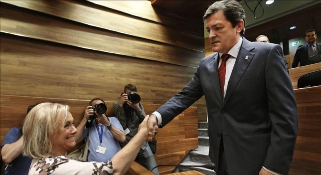 Javier Fernández plantea la necesidad de cambiar la Constitución para hacer frente al independentismo Javier Fernández plantea la necesidad de cambiar la Constitución para hacer frente al independentismo