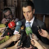 Pedro Sánchez, atiende a los medios tras asistir a la toma de posesión de Javier Fernández como presidente del Principado.