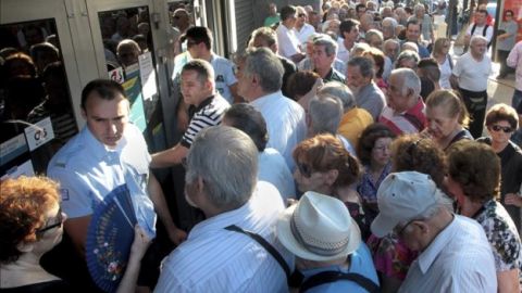 Miles de jubilados griegos hacen colas en los bancos