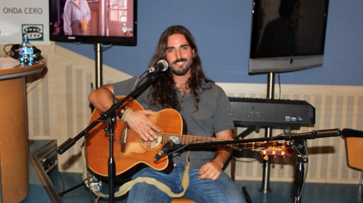 Andrés Suárez: "Doy las gracias por la gente que hace cola para venir a verme" Andrés Suárez: "Doy las gracias por la gente que hace cola para venir a verme"