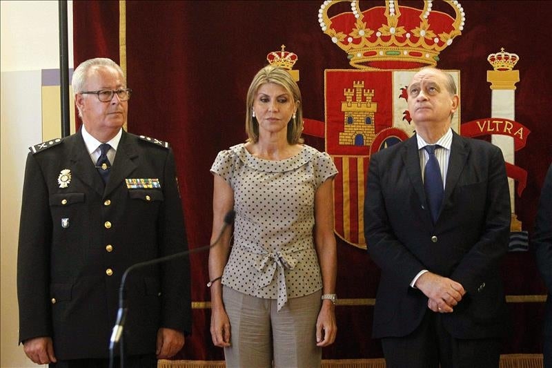 El Gobierno insta a Colau a que coloque una efigie de Felipe VI en el salón de plenos El Gobierno insta a Colau a que coloque una efigie de Felipe VI en el salón de plenos