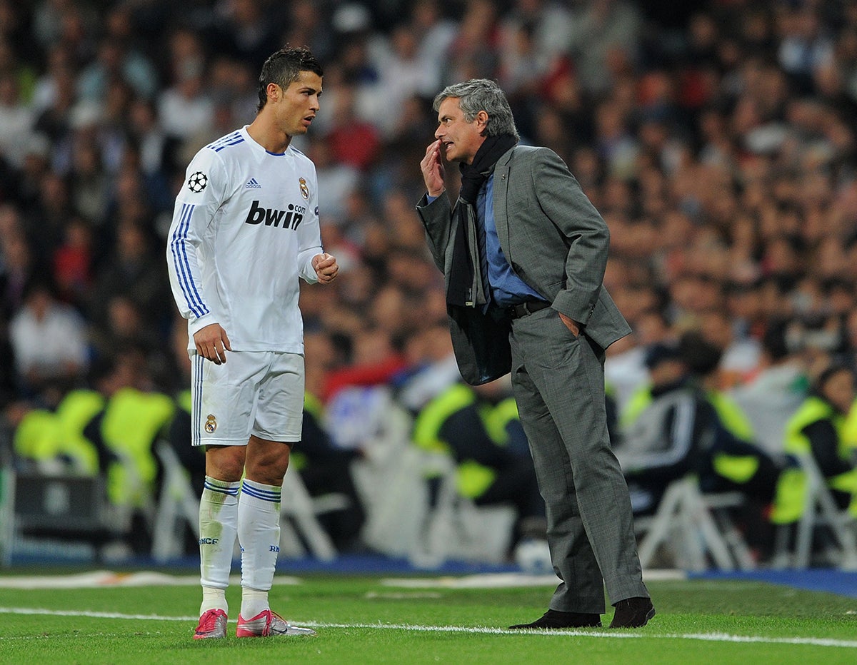Mourinho: "Cristiano tiene que quedarse en el Real Madrid hasta que le autoricen a ir a jugar un año en América" Mourinho: "Cristiano tiene que quedarse en el Real Madrid hasta que le autoricen a ir a jugar un año en América"