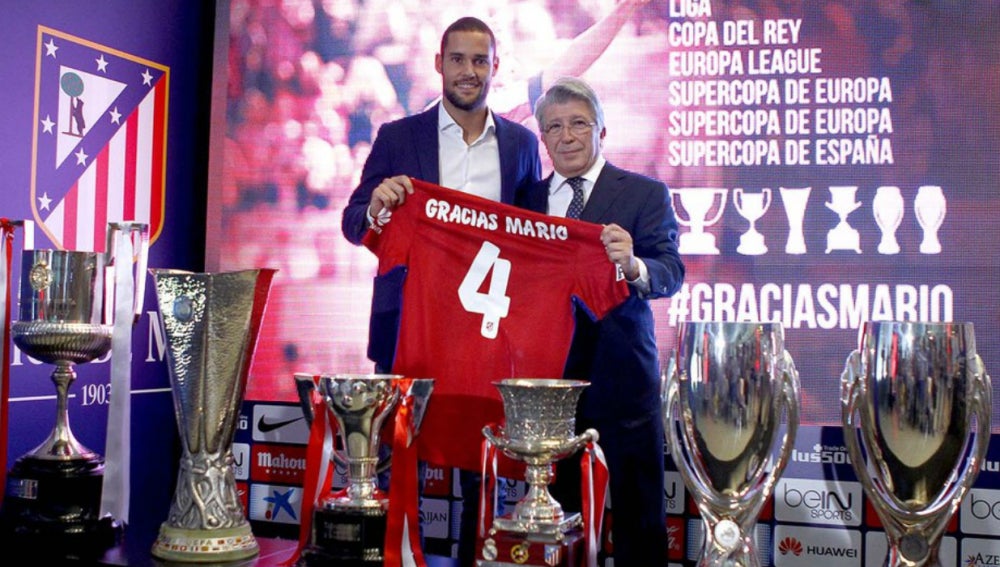 Mario Suárez junto a Enrique Cerezo en su despedida del Atlético de Madrid