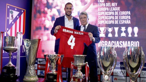 Mario Suárez junto a Enrique Cerezo en su despedida del Atlético de Madrid Mario Suárez junto a Enrique Cerezo en su despedida del Atlético de Madrid