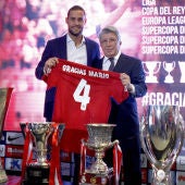 Mario Suárez junto a Enrique Cerezo en su despedida del Atlético de Madrid