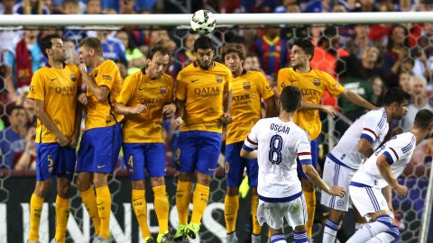 Oscar lanza una falta contra la porter&iacute;a del F.C Barcelona
