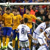 Oscar lanza una falta contra la portería del F.C Barcelona