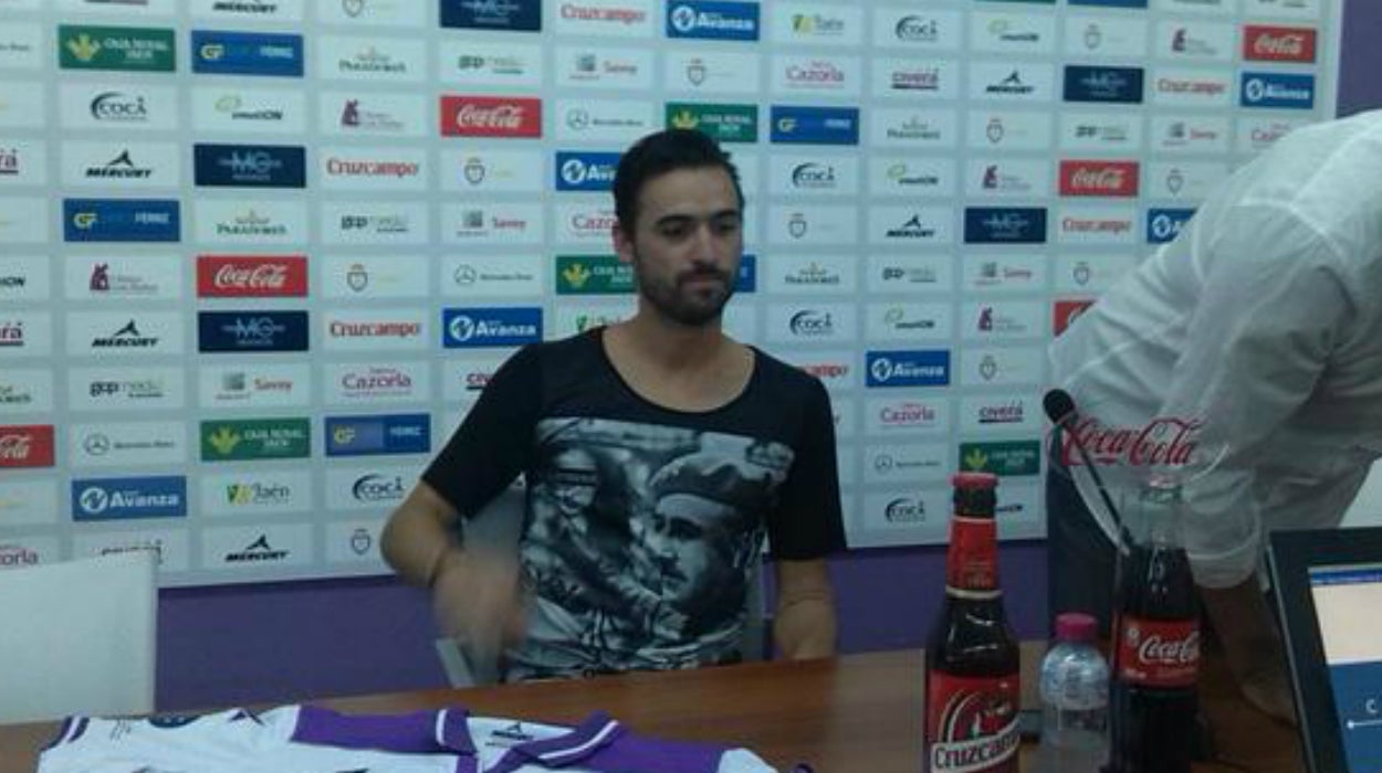 Nuno Silva luce una camiseta de Franco en su presentación con el Jaén Nuno Silva luce una camiseta de Franco en su presentación con el Jaén