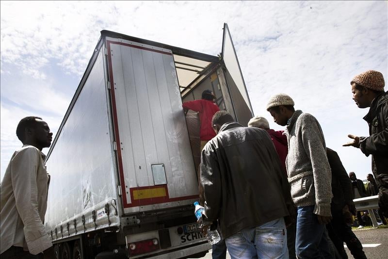 Cientos de inmigrantes intentan acceder a Inglaterra por el túnel del canal de La Mancha Cientos de inmigrantes intentan acceder a Inglaterra por el túnel del canal de La Mancha