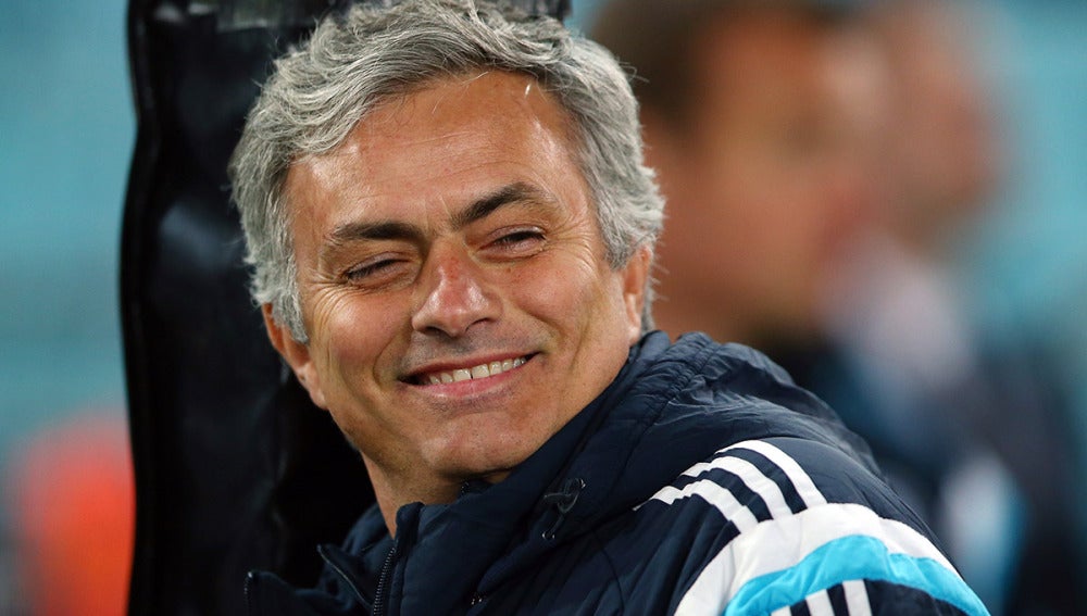 Mourinho sonríe antes de un partido con el Chelsea