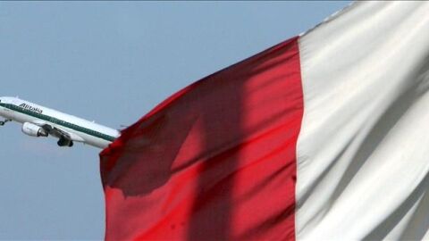 Un avi&oacute;n de Alitalia despega del aeropuerto de Fiumicino, en Roma