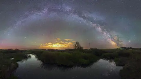 La vía Láctea, un arcoiris nocturno La vía Láctea, un arcoiris nocturno
