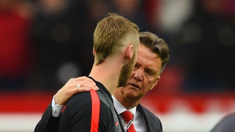 Van Gaal conversa con De Gea