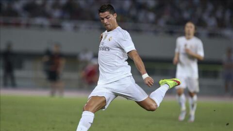 Cristiano Ronaldo lanzando un bal&oacute;n