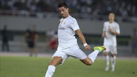 Cristiano Ronaldo lanzando un balón Cristiano Ronaldo lanzando un balón
