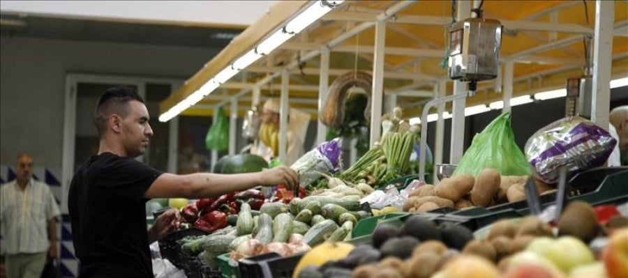Puesto de frutas y verduras en un mercado