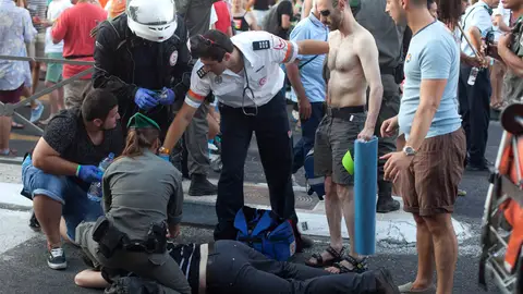 Un herido es atendido en el Gay Pride de Jerusalén Un herido es atendido en el Gay Pride de Jerusalén