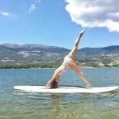 Practicando Yoga en una tabla de Paddle Surf