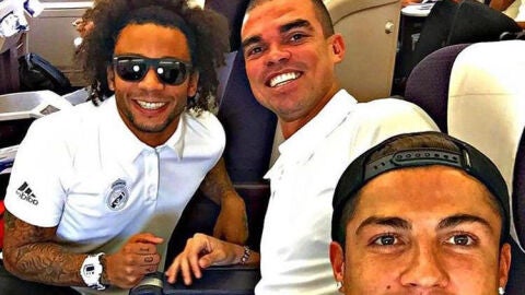 Cristiano, Pepe y Marcelo sonr&iacute;en durante un viaje con el Madrid
