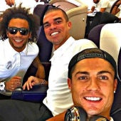 Cristiano, Pepe y Marcelo sonríen durante un viaje con el Madrid