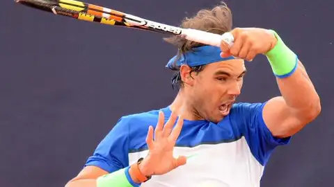 Rafa Nadal golpea la bola durante el partido Rafa Nadal golpea la bola durante el partido