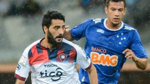 Dani G&uuml;iza con el Cerro Porte&ntilde;o de Paraguay