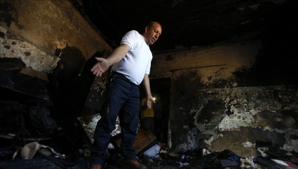 Un palestino comprueba los daños producidos tras el incendio