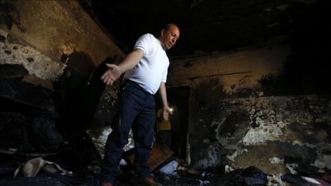 Un palestino comprueba los da&ntilde;os producidos tras el incendio