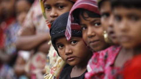 Varios ni&ntilde;os posan en fila para la c&aacute;mara