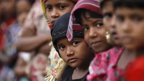 Niños indígenas en fila - Contraparte Varios niños posan en fila para la cámara