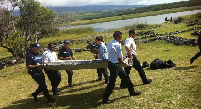 Francia comenzará este miércoles a analizar los supuestos restos del avión malasio Francia comenzará este miércoles a analizar los supuestos restos del avión malasio