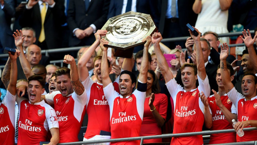 El capitán del Arsenal, Mikel Arteta, levantan el trofeo de la Comunity Shield