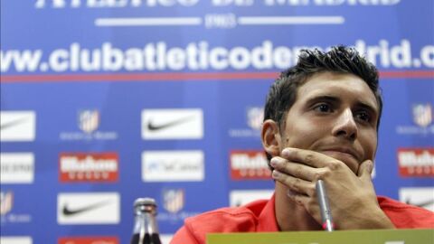 Borja Bast&oacute;n en una rueda de prensa con el Atl&eacute;tico