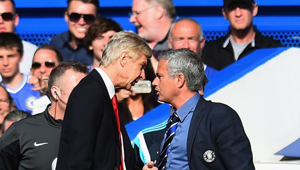 Wenger y Mourinho, encarados durante un partido