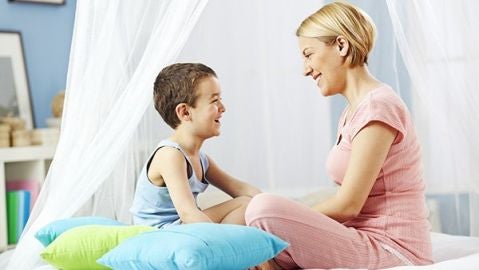 Madre saluda a su hijo