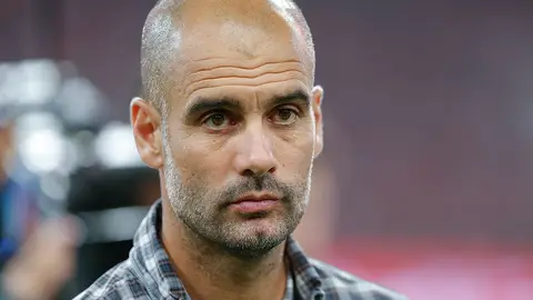 Pep Guardiola observa a sus jugadores tras un partido Pep Guardiola observa a sus jugadores tras un partido